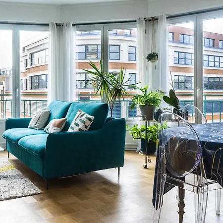 Bright 87m With 3 Large Bay Windows *