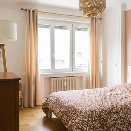 Apartment Bright 87m With 3 Large Bay Windows