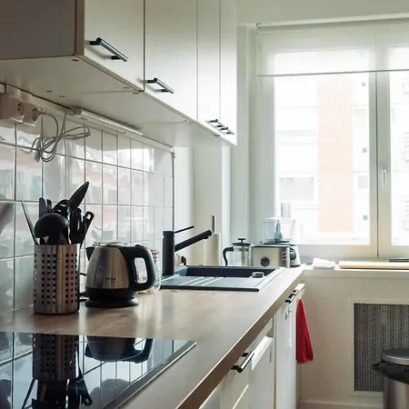 Bright 87m With 3 Large Bay Windows Apartment