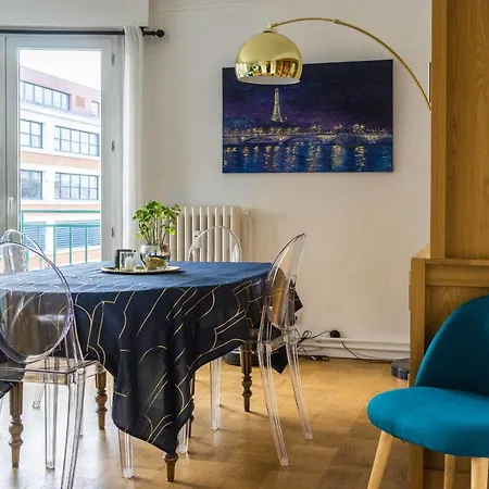 Bright 87m With 3 Large Bay Windows Apartment *