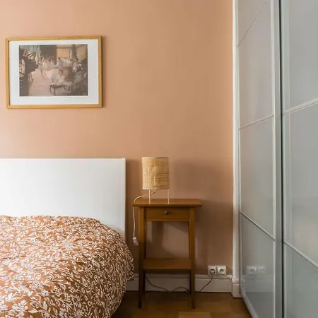 Bright 87m With 3 Large Bay Windows Apartment *