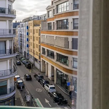 Bright 87m With 3 Large Bay Windows Apartment